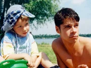 Vladi (Stephen Dürr, rechts) und Jonas (Frederic Beck) genießen den freien Tag am See und fühlen sie doch ein wenig einsam...