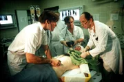 Dr. Udo Brinkmann (Sascha Hehn, li.) kämpft um das Leben des abgestürzten Piloten (Weitere Darsteller unbekannt).