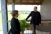 Die Aussage einer Hotelangestellten wirft ein neues Licht auf Salminens Manager. Das Zimmermädchen hatte Arthur Bronnen (Horst-Günter Marx, r.) am Morgen im Zimmer von Paula Salminen überrascht - im Bademantel. Arthur Bronnens Erklärungsversuche erscheinen Kommissarin Katrin Börensen (Claudia Schmutzler, l.) trotz seines Charmes, den er versprüht, ziemlich fadenscheinig.