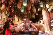 Madrids beliebteste Tapa oder Vorspeise: „Jamón Ibérico“ (Schinkenkeule). Sie hängen in vielen Geschäfte Madrids, die auf den weltberühmten Schinken spezialisiert sind.