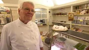 Seit 30 Jahren führt Erich Winkler die Konditorei "Schatz". Während der Weihnachtszeit arbeiten die Konditoren von drei Uhr nachts bis weit in den Nachmittag.