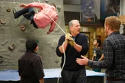 Irritiert von Mitchells (Jesse Tyler Ferguson, re.) Kommentar, lässt Jay (Ed O'Neill, Mi.) das Seil mit dem daran gesicherten Cameron (Eric Stonestreet, hi.) los... (li. Rico Rodriguez als Manny)