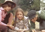 Laura (Melissa Gilbert, M.) will Henry (Clay O'Brien, r.) überreden, mit auf das Frühlingsfest zu kommen.