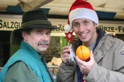 Willi (rechts) mit dem Gewürzhändler Hans Hollweck, der ihm den Tipp gibt, Orangen mit Gewürznelken zu spicken, damit sie einen herrlichen Weihnachtsduft verströmen.