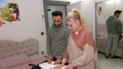 Estefania und Ali leben in einer Distanzbeziehung, da Ali kein Visum für Deutschland hat. Mit Estefanias wachsendem Musik-Erfolg steigt ihre Termindichte in Deutschland.