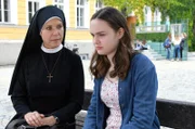 Schwester Hanna (Janina Hartwig, l.) erzählt Amelie (Gioia Marischka, r.), dass ihr Vater, der seine Familie vor 10 Jahren verlassen hat, sie sehen möchte.