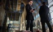 Dank eines Mitarbeiters von Morland werden Holmes und Watson vor einer Bombenexplosion in ihrem Haus bewahrt. Kurz darauf entdeckt Holmes die Leiche des Bombenlegers in einer Kirche ...