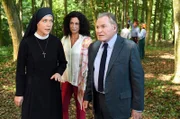 Schwester Hanna (Janina Hartwig, l.) erwischt Jenny Winter (Barbara Wussow, M.) und Bürgermeister Wöller (Fritz Wepper, r.) bei Vermessungsarbeiten im Wald.