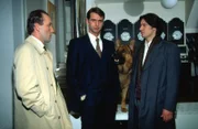 Kommissar Moser (Tobias Moretti, r.), sein Assistent Stockinger (Karl Markovics, l.) und Rex unterhalten sich mit Georg Hellwig (Christian Haid, M.), dem Witwer von Ingrid Hellwig, die in dem Auto verbrannt ist.
