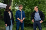 Kelting (Werner Daehn, r.), Marc (Timmi Trinks, M.) und Aylin (Asli Melisa Uzun, l.) vermuten, dass das Baby der Ermordeten entführt wurde.