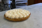 Im französischen Niedermorschwihr belegt Nicolas' Tante Christine den selbst gebackenen Mürbeteigboden mit Rhabarberstücken. Nach dem Backen krönt den Kuchen eine klassische Baiserhaube.