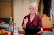 Helene (Sabine Werner) kann nicht widerstehen, sich um "Chantal 2.0" zu kümmern.