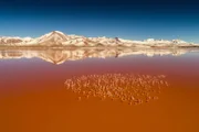Schwefelmine am Schichtvulkan Kawah Ijen auf Java.; Der Vulkan Yasur im südpazifischen Vanuatu-Archipel.; Die Laguna Colorada auf der Altiplano-Hochebene in Bolivien.