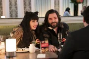 Nadja (Natasia Demetriou, l.); Laszlo Cravensworth (Matt Berry, r.)