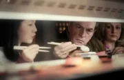 Kluftinger (Herbert Knaup) und seine Frau Erika (Margret Gilgenreiner, rechts) wollen Yumiko (Joy Maria Bai, links) beeindrucken, die japanische Freundin ihres Sohnes Markus.