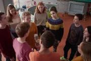 Nach ihrer erfolgreichen Aktion stimmen die Einsteiner (Fridolin Sommerfeld, Luna Kuse, Josie Hermer, Thorin Holland, Linda Schablowski, v.l.n.r.) über eine Party ab.