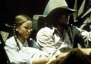 Laura (Melissa Gilbert, l.) und Charles (Michael Landon, r.) unterhalten sich über Amos Pike.
