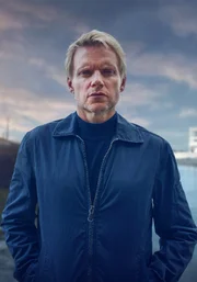 Titelmotiv - Mit „Freiheit in Amsterdam” startet die dritte Staffel von „Kommissar Van der Valk“. Piet van der Valk (Marc Warren) taucht als charismatischer Chefermittler in die hippe Szene der „Freerunner“ ein.