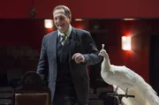 Ortstermin im Theater - Richter Greinert (Thomas Kügel) amüsiert sich über den weißen Pfau.