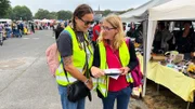 Auf dem Krefelder Trödelmarkt kontrollieren Karina Konsek (l.) und Nadine Hampson (r.) ob die Trödler auf den richtigen Plätzen stehen.
