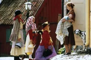 Zu Ostern gehen Jona, Mia und Lotta als Hexen verkleidet von Haus zu Haus, um Süßigkeiten zu sammeln. (V.l.n.r.: Martin Andersson, Linn Glopestedt, Grete Havnesköld).