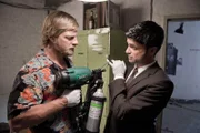Die Tatwaffe: ein Druckluftnagelgerät, das in jedem Heimwerkermarkt erstanden werden kann. Für Mick (Henning Baum, l.) und Andreas (Maximilian Grill, r.) stellt sich die Frage, wer die automatische Sperre mit einem Blumendraht entsichert hat ...