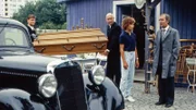Nach den Ereignissen rund um die Zaubergeige geht Eickelberg (Karl Lieffen, 2.v.l.) mit seinem Kollegen weiter seiner Arbeit nach und Esteban (Hans Clarin, r.) verschwindet auf genauso geheimnisvolle Art und Weise, wie er aufgetaucht war. Oliver (Josef Gröbmayr, 3.v.l.) hingegen bleibt mit der Erkenntnis zurück, dass es manchmal besser ist, die Zukunft nicht zu kennen.