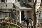 Holmes (Jonny Lee Miller, M.), Watson (Lucy Liu, r.) und Captain Gregson (Aidan Quinn, l.) ermitteln in einem Fall, bei dem zwei Männer sich scheinbar gegenseitig erschossen haben. Bald stellt sich jedoch heraus, dass es sich hier um einen Doppelmord handelt ...