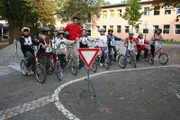 Willi und Schüler der Grundschule Balanstraße nach der Fahrradprüfung. Heute geht's in der Sendung um die Sicherheit im Straßenverkehr.