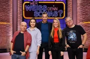 Moderator Kai Pflaume und seine Rateteam-Kapitäne Bernhard Hoëcker und Elton begrüßen in dieser Sendung die Comedienne und Podcasterin Luisa C. Schulz und die Comedienne und Podcasterin Sandra Sprünken.