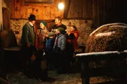 Fritz Fuchs (Guido Hammesfahr, 3. v. r.) und Kusine Charlie (Géraldine Raths, r.) versuchen das Weihnachtsfest noch zu retten. Immerhin sind Bauer Badstober (Hans Stadlbauer, l.) und seine Tochter Anna (Ina Meling, 2. v. l.) mit den Kindern Leni (Cosima Reisinger, 3. v. l.) und Lukas (Emilio Reisinger, 2. v. r.) in den Stall gekommen.
