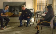 Zwei Männer werden tot aufgefunden, beide in dem Moment ermordet als sie ihrerseits einen Mord inszenieren wollten. Captain Gregson (Aidan Quinn, M.) und Watson (Lucy Liu, r.) hoffen, dass Davis Potter (Alexander Chaplin, l.), der Geschäftspartner eines der Opfer, ihnen weiterhelfen kann ...
