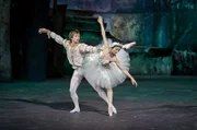 Ein epochales Traumpaar des klassischen Spitzentanzes: Rudolf Nurejew mit Margot Fonteyn in „Schwanensee“