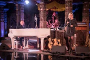 Hans-Jürgen Buchner (Haindling) am Klavier und Claudia Koreck.