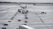 Eingeschneit auf der Autobahn. Zum Jahreswechsel 1978/79 macht Fotograf Kai Greiser seine legendären Luftbilder.