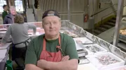 Fischhändler Kalevi Miettinen gibt den Kunden an seinem Stand in der Hakaniemen Markthalle in Helsinki gerne persönliche Kochtipps