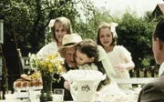 Inga (Anna Sahlin, l.), Lisa (Linda Bergström, 2.v.r.) und Britta (Ellen Demerus, r.) beglückwünschen den Großvater von Inga und Lisa zum 80. Geburtstag.