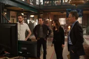 (v.l.n.r.) Forensiker Sebastian Lund (Rob Kerkovich); Special Agent Christopher LaSalle (Lucas Black); FBI Special Agent Tammy Gregorio (Vanessa Ferlito); Special Agent Dwayne Pride (Scott Bakula)