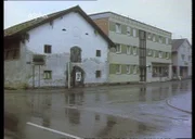 Unser Dorf soll hässlich werden - Filmemacher Dieter Wieland sucht 1975 die effektivsten Möglichkeiten, wie man aus einem schönen Dorf ein hässliches macht. Man nehme: ein mehrstückiges Mietshaus mit Flachdach und Normfassade und quetsche es in die Lücke des alten Vierseitshofes.