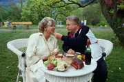 Nach allen Bemühungen, ein paar Pfunde leichter zu werden, hat der Textilfabrikant Kulmbach (Günter Strack, r.) eingesehen, dass es sich nicht lohnt, auf ein gute Essen zu verzichten. Frau Kulmbach (Ilse Page, l.) gefällt ihr Mann so wie er ist.