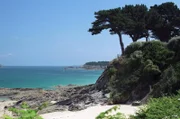 Ein intimes Sommermärchen: An der nordbretonischen Côte d’Emeraude drehte Regisseur Eric Rohmer den dritten Teil seiner Tetralogie „Erzählungen der vier Jahreszeiten“ – „Sommer“ mit Melvil Poupaud.