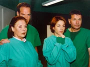 MDR Fernsehen IN ALLER FREUNDSCHAFT FOLGE 158, "Der Kurschatten". Charlotte (Ursula Karusseit), Achim (Johannes Steck), Pia (Hendrikje Fitz) und Roland (Thomas Rühmann, v.l.n.r.) bangen um das Leben von Friedrich...