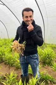 Ali Güngörmüs auf dem Ingwerfeld in Dagobertshausen.