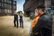 Tomas (Filip Grujic, r.) zwingt Hans (Bruno F. Apitz, l.) und Franzi (Rhea Harder-Vennewald, 2.v.l.) ihre Waffen niederzulegen, sonst wird er Nelly (Lisa Marie Fix, 2.v.r.) etwas antun.