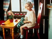 Trotzig sitzt Lotta (Grete Havnesköld) in ihrer neuen "Wohnung", im Dachboden von Tante Berg. Sie soll einen kratzigen Pullover - anstatt ihres Samtkleides anziehen.