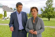 Weil das Opfer ihren Hof angezündet haben soll, hat sich Marianne Eder (Bettina Redlich, r.) nun gerächt, glaubt Kommissar Sven Hansen (Igor Jeftic, l.).