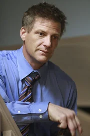 Fühlt sich zu alt, um einen neuen Job zu ergattern und hat deshalb einen ganz besonderen Plan: Tom (Doug Savant) ...