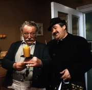 Von links: Meister Eder (Gustl Bayrhammer) und Bernbacher (Willy Harlander).