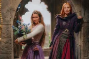 Rapunzel (Anna-Lena Schwing, l.) und die Zauberin Eleonor (Andrea Sawatzki, r.) stehen im hochgelegenen Zimmer des einsamen Turmes, in den sie sich wegen der Verfolgung durch die Königin geflüchtet haben.