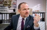 Markus (Timo Ben Schöfer) kommt eine Idee, wie er den Richter beeinflussen kann.